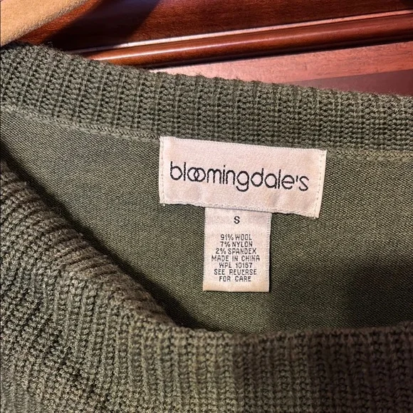 Bloomingdales Women's Green Sweater - Picture 2 of 3